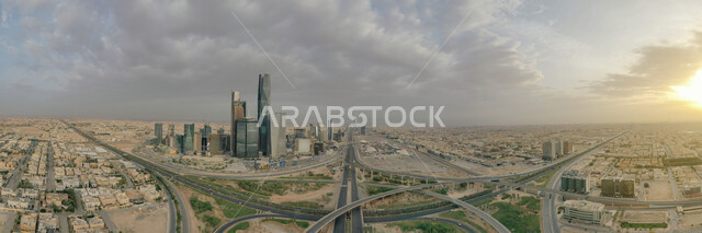 صورة بانورامية لمدينة الرياض في النهار، شبكة المواصلات والحركة المرورية في طرق وشوارع المملكة العربية السعودية، الفن الهندسي المعماري الحديث, التطور العمراني والنمو للمنشآت والمباني السكنية والتجارية في العاصمة