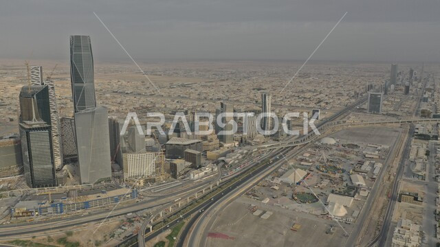 شبكة المواصلات والحركة المرورية في طرق وشوارع المملكة، الازدحام السكاني في العاصمة، أفق مدينة الرياض في النهار، الفن الهندسي المعماري الحديث, التطور العمراني والنمو للمنشآت والمباني السكنية والتجارية في السعودية