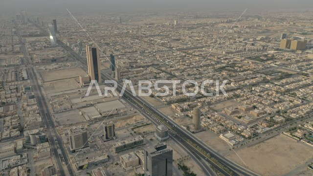 الازدحام السكاني في العاصمة، أفق مدينة الرياض في النهار، شبكة المواصلات والحركة المرورية في طرق وشوارع المملكة، الفن الهندسي المعماري الحديث, التطور العمراني والنمو للمنشآت والمباني السكنية والتجارية في السعودية
