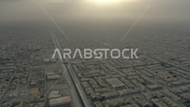 النمو والتطور العمراني للمنشآت والمباني السكنية والتجارية في السعودية، شبكة المواصلات والحركة المرورية في طرق وشوارع المملكة، الازدحام السكاني في العاصمة، أفق مدينة الرياض في النهار، الفن الهندسي المعماري الحديث