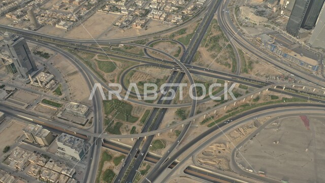 الاهتمام بزراعة الأشجار والنباتات الخضراء في المدن، النمو والتطور العمراني للمنشآت والمباني في السعودية، شبكة المواصلات والحركة المرورية في طرق وشوارع المملكة، الازدحام السكاني في العاصمة، الفن الهندسي الحديث في مدينة الرياض