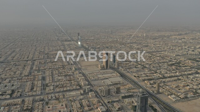 شبكة المواصلات والحركة المرورية في طرق وشوارع المملكة، الازدحام السكاني في العاصمة، أفق مدينة الرياض في النهار، الفن الهندسي المعماري الحديث, التطور العمراني والنمو للمنشآت والمباني السكنية والتجارية في السعودية