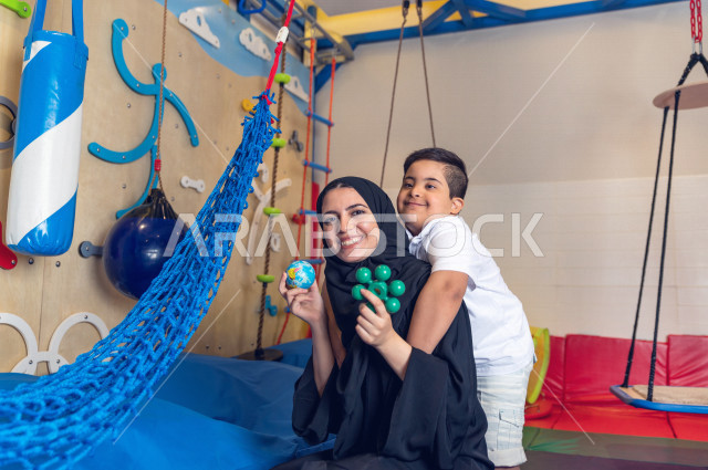 معلمة لرياض أطفال عربية سعودية ، تختص بالاعتناء بأطفال ذو احتياجات خاصة ، أداء لكثير من الأنشطة الممتعة لذوي الهمم ، دمج ذوي الاحتياجات الخاصة في رياض الأطفال والحاضنات