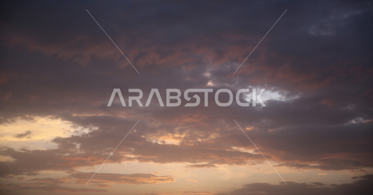 مشهد الغيوم والسحب السوداء في السماء اثناء الغروب، وقت غروب الشمس فوق ...