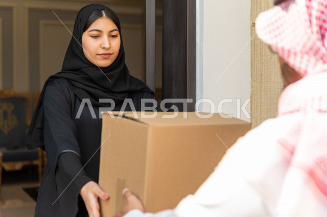 شاب سعودي خليجي يعمل على توصيل الطلبات ، توصيل صناديق  و حقائب تحتوي على طلبات و مستلزمات لزبونة سعودية لباب البيت ، عمليه شحن و توصيل موثوقة، امتلاك بيت جديد ، النقل و التوصيل 