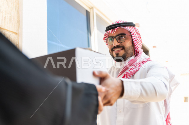 شاب سعودي خليجي يعمل على توصيل الطلبات ، توصيل صناديق  و حقائب تحتوي على طلبات و مستلزمات لزبونة سعودية لباب البيت ، عمليه شحن و توصيل موثوقة، امتلاك بيت جديد ، النقل و التوصيل 