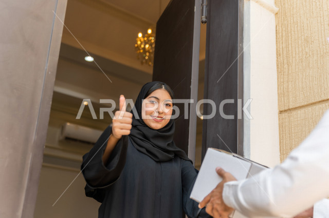 شاب سعودي خليجي يعمل على توصيل الطلبات ، توصيل صناديق  و حقائب تحتوي على طلبات و مستلزمات لزبونة سعودية لباب البيت ، عمليه شحن و توصيل موثوقة، امتلاك بيت جديد ، النقل و التوصيل 
