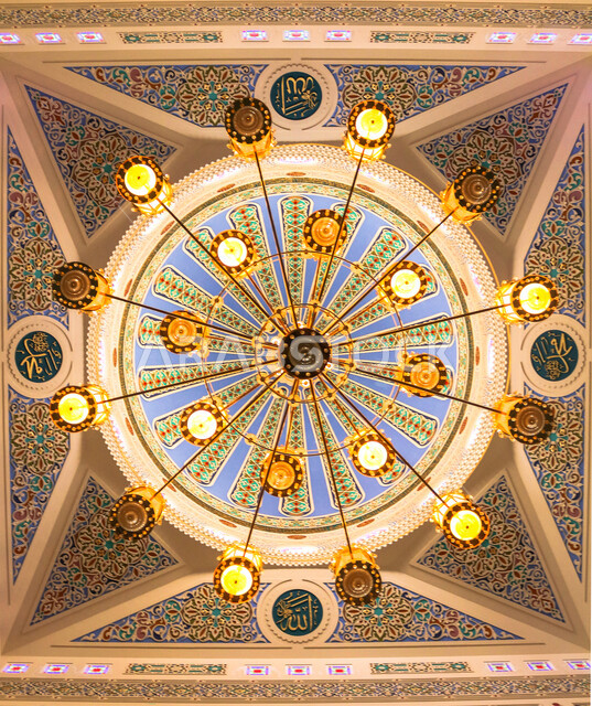 الزخارف والثريا داخل مسجد في المملكة العربية السعودية، الديكورات والتصاميم الداخلية للمساجد، اماكن للطاعة والتقرب الى الله، اسلاميات وعبادة، الفن الهندسي المعماري على الطراز العربي الاسلامي