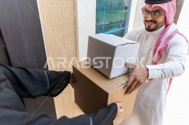 شاب سعودي خليجي يعمل على توصيل الطلبات ، توصيل صناديق  و حقائب تحتوي على طلبات و مستلزمات لزبونة سعودية لباب البيت ، عمليه شحن و توصيل موثوقة، امتلاك بيت جديد ، النقل و التوصيل 