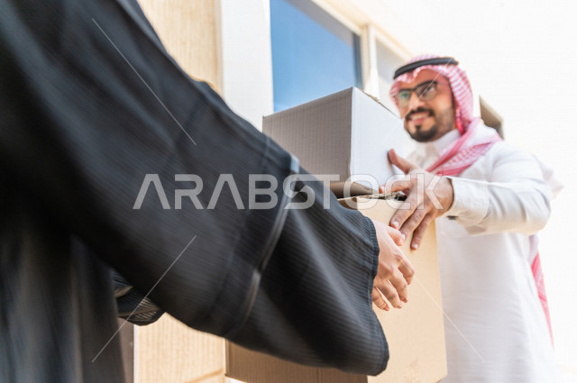 شاب سعودي خليجي يعمل على توصيل الطلبات ، توصيل صناديق  و حقائب تحتوي على طلبات و مستلزمات لزبونة سعودية لباب البيت ، عمليه شحن و توصيل موثوقة، امتلاك بيت جديد ، النقل و التوصيل 