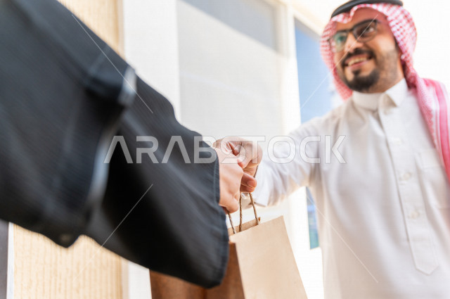 شاب سعودي خليجي يعمل على توصيل الطلبات ، توصيل صناديق  و حقائب تحتوي على طلبات و مستلزمات لزبونة سعودية لباب البيت ، عمليه شحن و توصيل موثوقة، امتلاك بيت جديد ، النقل و التوصيل 