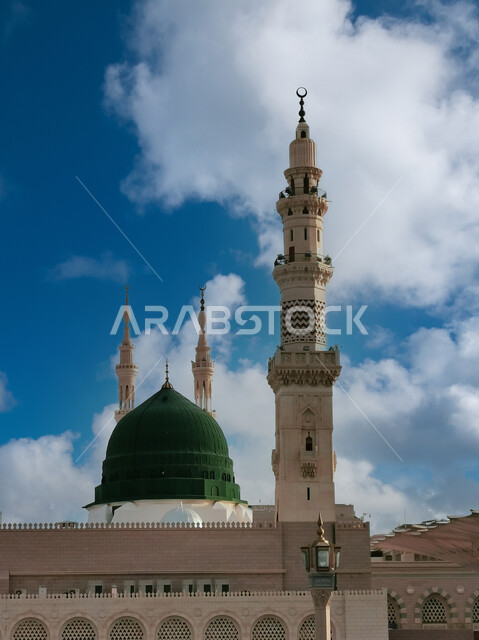  الفن الهندسي المعماري الاسلامي لمسجد رسول الله، دعوة المسلمون لأداء الصلوات والعبادة، الساحة الخارجية للحرم النبوي الشريف في المدينة المنورة، معالم وأماكن دينية مقدسة في المملكة العربية السعودية، منظر الغيوم البيضاء في السماء في النهار، الطاعة والتقرب إلى الله