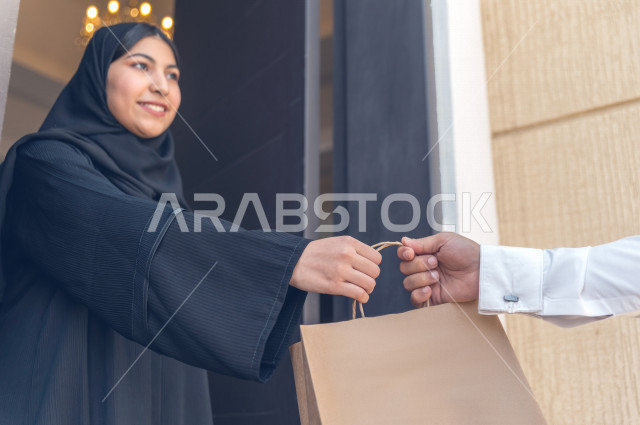 شاب سعودي خليجي يعمل على توصيل الطلبات ، توصيل صناديق  و حقائب تحتوي على طلبات و مستلزمات لزبونة سعودية لباب البيت ، عمليه شحن و توصيل موثوقة، امتلاك بيت جديد ، النقل و التوصيل 