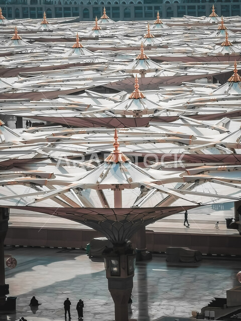 المظلات الالكترونية لساحات المسجد النبوي الشريف في النهار، ديكورات وتصاميم على الطراز الاسلامي، آداء الصلوات في الحرم النبوي في المدينه المنوره, العبادة والتقرب الى الله، أماكن ومعالم دينية مقدسة في السعودية