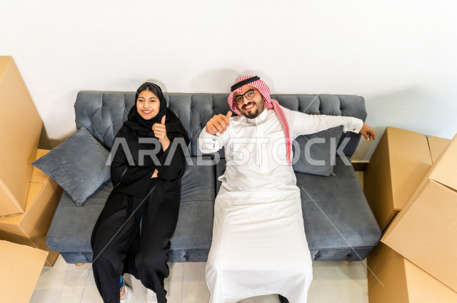 اجواء رائعة لزوجان سعوديان داخل منزلهم الجديد ، نقل العفش لبيت جديد ، امتلاك بيت جديد ،تفريغ الأثاث و الصناديق ، الترتيب و التنظيم ، النقل و التوصيل 