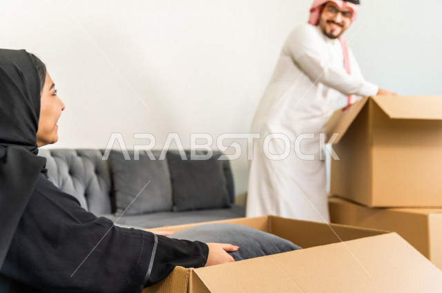 اجواء رائعة لزوجان سعوديان داخل منزلهم الجديد ، نقل العفش لبيت جديد ، امتلاك بيت جديد ،تفريغ الأثاث و الصناديق ، الترتيب و التنظيم ، النقل و التوصيل 