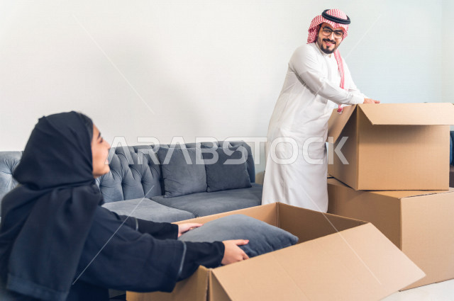 اجواء رائعة لزوجان سعوديان داخل منزلهم الجديد ، نقل العفش لبيت جديد ، امتلاك بيت جديد ،تفريغ الأثاث و الصناديق ، الترتيب و التنظيم ، النقل و التوصيل 