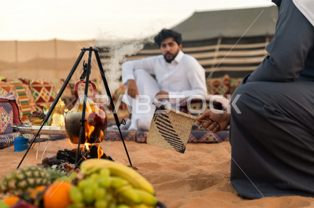 شباب سعوديون في جلسة برية في صحراء المملكة العربية السعودية , جلسة شعبية صباحية في صحاري السعودية 