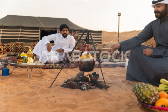 شباب سعوديون  في جلسة برية في صحراء المملكة العربية السعودية , جلسة شعبية صباحية في صحاري السعودية 