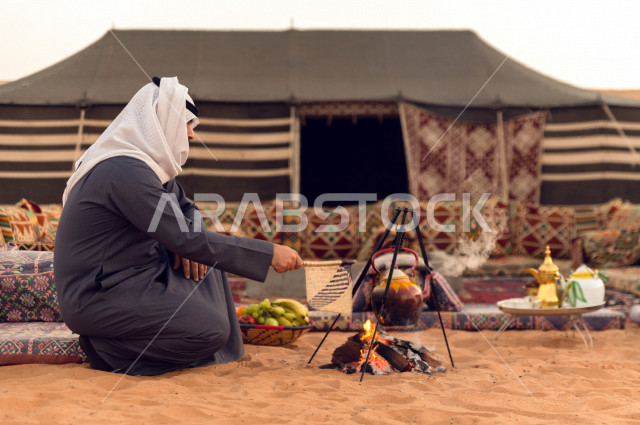 شباب سعوديون  في جلسة برية في صحراء المملكة العربية السعودية , جلسة شعبية صباحية في صحاري السعودية 