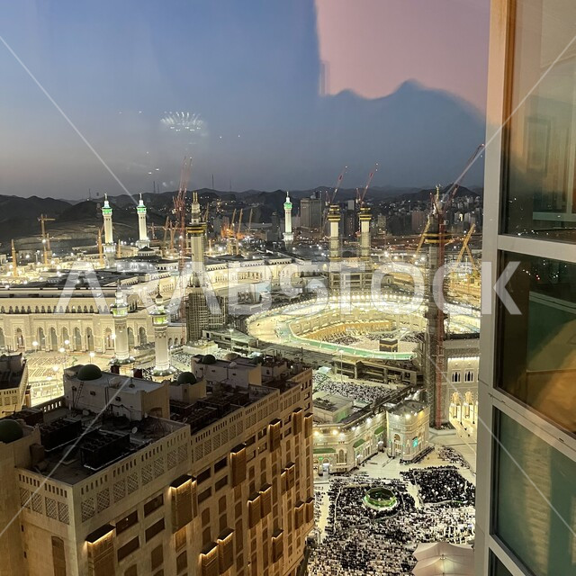 مدن ومعالم دينية إسلامية مقدسة، أداء مناسك الحج والعمرة، صورة جوية  للحرم المكي الشريف في مكة المكرمة في المملكة العربية السعودية، الفن الهندسي المعماري على الطراز الإسلامي للقبب والمآذن والأبراج وناطحات السحاب