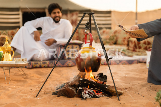 شباب سعوديون  في جلسة برية في صحراء المملكة العربية السعودية , جلسة شعبية صباحية في صحاري السعودية 