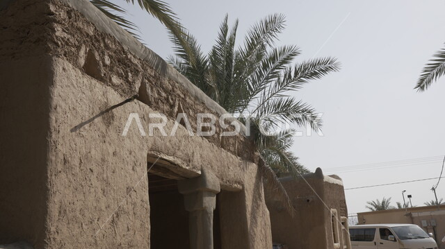 معالم تاريخية أثرية في النهار, أماكن السياحة في المملكة العربية السعودية, الأزقة والأحياء السكنية المبنية على الطراز الطيني القديم, أشجار النخيل المحيطة بالمناطق القديمة, الفن الهندسي المعماري لبناء البيوت والمنشآت الشعبية, القرى التراثية السياحية المشهورة