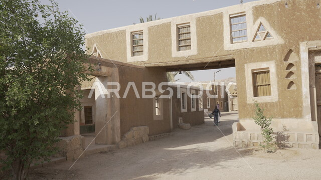 الأحياء السكنية المبنية على الطراز الطيني القديم, أشجار النخيل المحيطة بالمناطق القديمة, الفن الهندسي المعماري لبناء البيوت والمنشآت الشعبية, القرى التراثية السياحية المشهورة, معالم تاريخية أثرية في النهار, أماكن السياحة في المملكة العربية السعودية