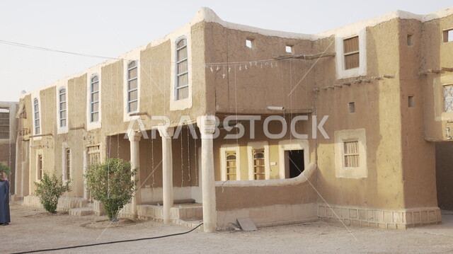 معالم تاريخية أثرية في النهار, أماكن السياحة في المملكة العربية السعودية, الأزقة والأحياء السكنية المبنية على الطراز الطيني القديم, أشجار النخيل المحيطة بالمناطق القديمة, الفن الهندسي المعماري لبناء البيوت والمنشآت الشعبية, القرى التراثية السياحية المشهورة