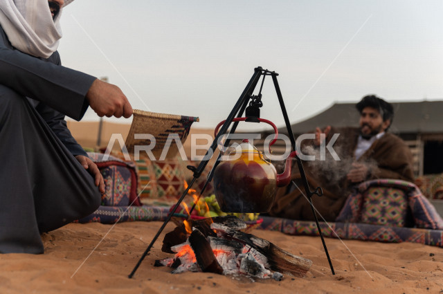 شباب سعوديون  في جلسة برية في صحراء المملكة العربية السعودية , جلسة شعبية صباحية في صحاري السعودية 