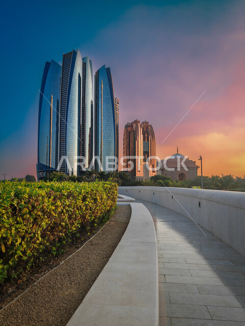 النمو والتطور العمراني لجذب السياح من شتى أنحاء العالم, الفن الهندسي المعماري للأبراج الاتحاد والمباني وناطحات السحاب في إمارة الشارقة في النهار, أماكن ومعالم السياحه المشهورة في دولة الإمارات العربيه المتحده