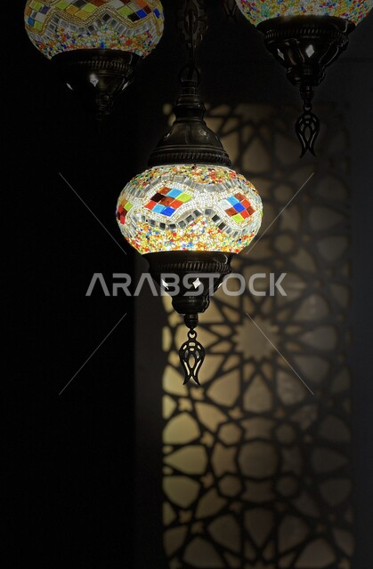 فوانيس وتحف وديكورات تقليدية للاحتفال بقدوم شهر رمضان المبارك، أجواء رمضانية وروحانية إسلامية، فانوس عربي معدني مزخرف مضيء، العادات والتقاليد العربية في زينة الأعياد والمناسبات الدينية