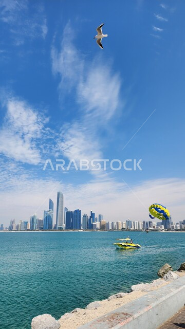 الفن الهندسي المعماري للأبراج وناطحات السحاب المطلة على البحر في مدينة أبو ظبي، المعالم الطبيعية المشهورة، سفينة سياحية ومنطاد اصفر، أماكن جذب واستقطاب السائحين، النمو والتطور العمراني للمباني والمنشآت في دولة الإمارات