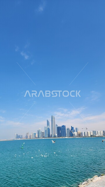 النمو والتطور العمراني للمباني والمنشآت في دولة الإمارات، الفن الهندسي المعماري للأبراج وناطحات السحاب المطلة على البحر في مدينة أبو ظبي، المعالم السياحية المشهورة، أماكن جذب واستقطاب السائحين