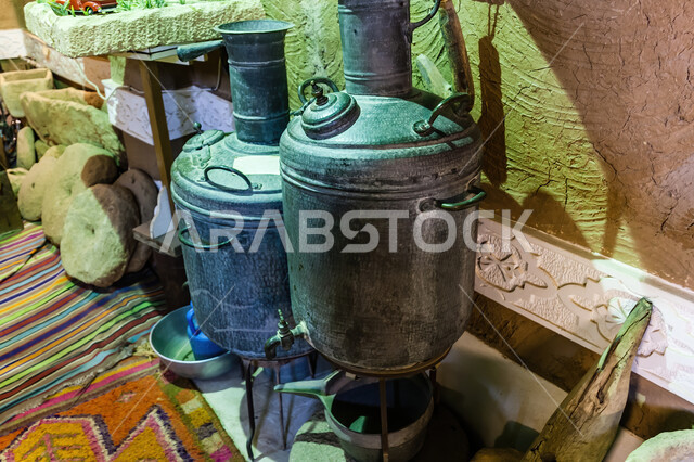 أدوات تقليدية شعبية خليجية, العراقة والأصالة والتراث في متحف أشيقر في المملكة العربية السعودية, صورة مقربة للدبية المعدنية القديمة, قطع الأنتيكه المصنوعة من المعدن، متاحف سياحية مشهورة في محافظة الشقراء