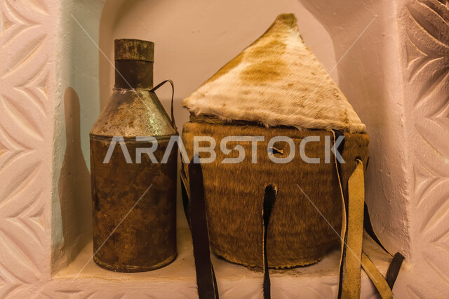 العراقة والأصالة والتراث في متحف أشيقر في المملكة العربية السعودية, أدوات تقليدية شعبية خليجية لتخزين ثمار التمر, صورة مقربة للدبية المعدنية القديمة, قطع الأنتيكه المصنوعة من القش، متاحف سياحية مشهورة في محافظة الشقراء