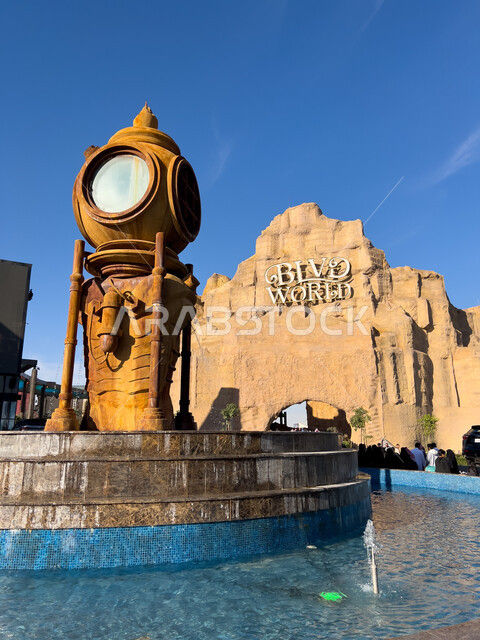 الاستمتاع بتجارب جديدة وممتعة، جذب السياح من انحاء العالم، مجسم الغواصه في وسط بحيرة في البوليفارد وورلد بالمملكة العربية السعودية، التسلية والترفيه في الأماكن السياحية المشهورة، أنشطة وفعاليات موسم الرياض