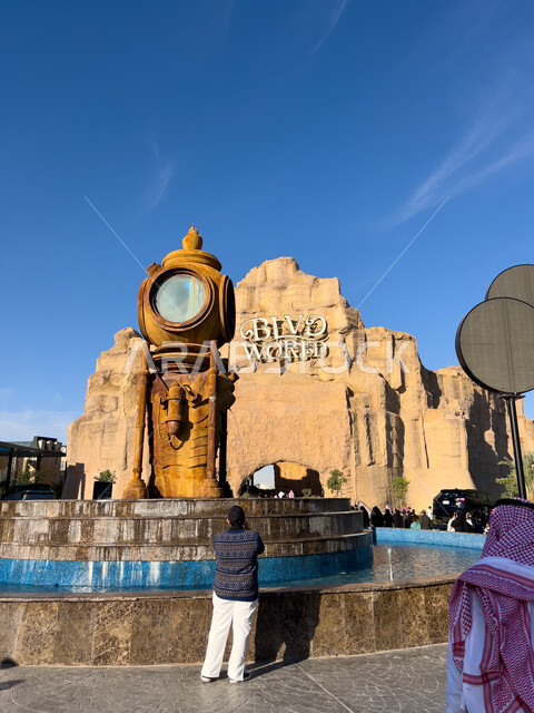 جذب السياح من انحاء العالم، مجسم الغواصه في وسط بحيرة في البوليفارد وورلد بالمملكة العربية السعودية، التسلية والترفيه في الأماكن السياحية المشهورة، أنشطة وفعاليات موسم الرياض، الاستمتاع بتجارب جديدة وممتعة