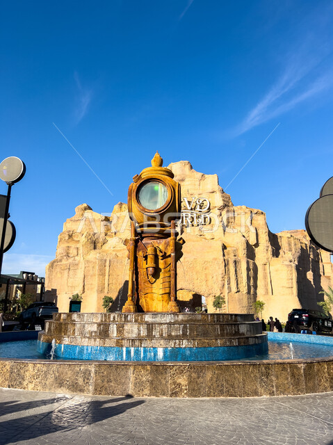 مجسم الغواصه في وسط بحيرة في البوليفارد وورلد بالمملكة العربية السعودية، التسلية والترفيه في الأماكن السياحية المشهورة، جذب السياح من انحاء العالم، أنشطة وفعاليات موسم الرياض، الاستمتاع بتجارب جديدة وممتعة