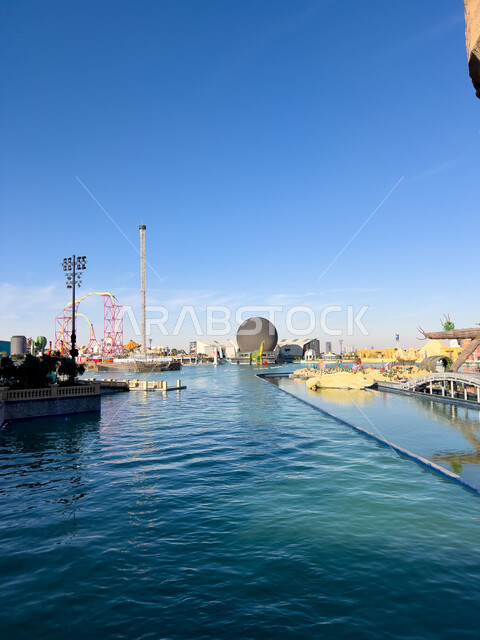 الاستمتاع بتجارب جديدة وممتعة، التسلية والترفيه في الأماكن السياحية المشهورة، جذب السياح من انحاء العالم، أنشطة وفعاليات موسم الرياض، صورة مقربة لبحيرة في بوليفارد وورلد في المملكة العربية السعودية