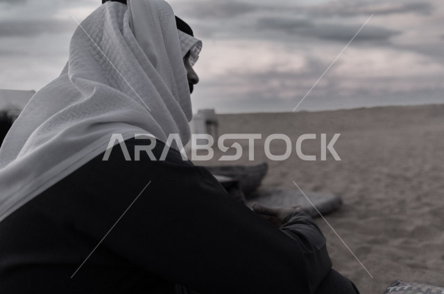 شاب سعودي في نزهة برية عند غروب الشمس في صحراء المملكة العربية السعودية 