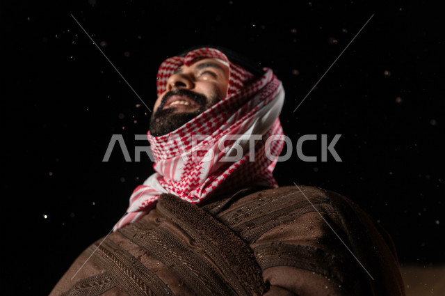 شاب سعودي يتأمل في أجواء شتوية  مسائية  في صحراء المملكة , طلوع البدر في صحاري المملكة العربية السعودية  