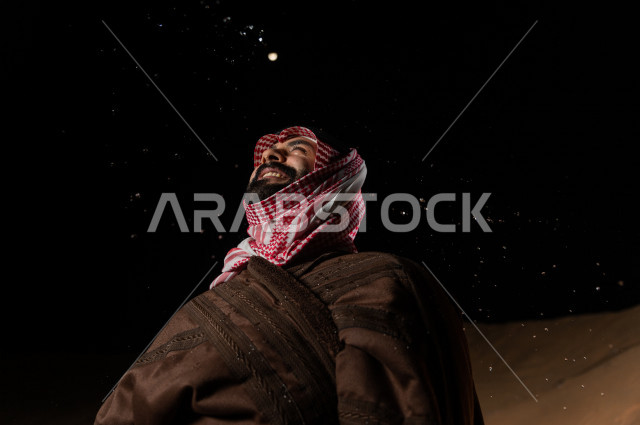 شاب سعودي يتأمل في أجواء شتوية  مسائية  في صحراء المملكة , طلوع البدر في صحاري المملكة العربية السعودية  