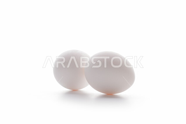 أطعمة ومأكولات ذات قيمة غذائية عالية، صورة مقربة للبيض الطازج، مقبلات الطعام اللذيذة، فطور صباحي صحي شهي، منتج وطني محلي سعودي، خلفية بيضااء