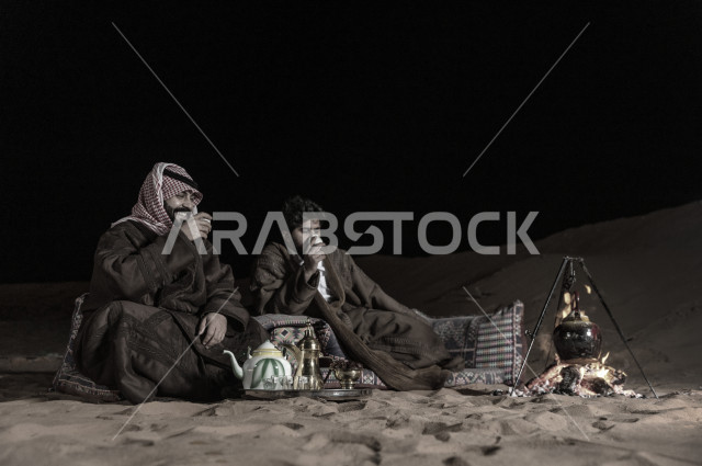شباب سعوديون يستمتعان في شرب القهوة العربية في جلسة برية , مغامرة مسائية لإخوان سعوديون في صحاري السعودية 