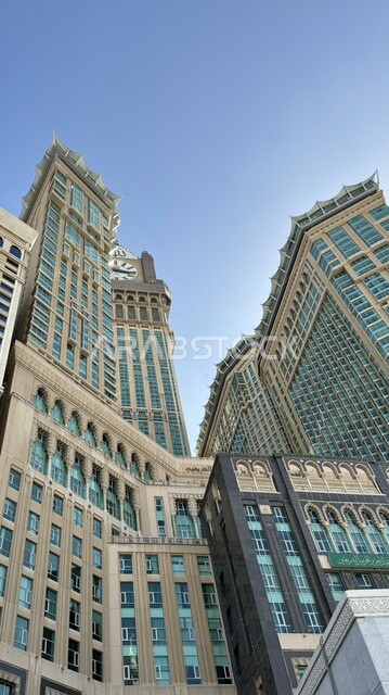 بيت الله الحرام، صورة من الأسفل لبرج الساعة في مكة المكرمة، الحرم المكي الشريف، الفن الهندسي المعماري لناطحات السحاب والمنشآت السنية على الطراز الاسلامي بالمملكة العربية السعودية