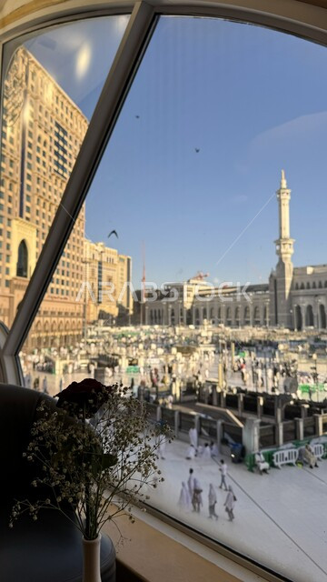 ساحة الحرم النبوي الشريف في المدينة المنورة بالمملكة العربية السعودية، صورة من داخل احدى المباني المحيطة بالمسجد الحرام، العبادة والتقرب الى الله، أماكن إسلامية مقدسة، تجمع المسلميم من انحاء العالم