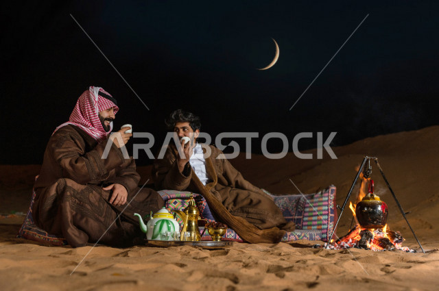 شباب سعوديون يستمتعان في شرب القهوة العربية في جلسة برية , مغامرة مسائية لإخوان سعوديون في صحاري السعودية 