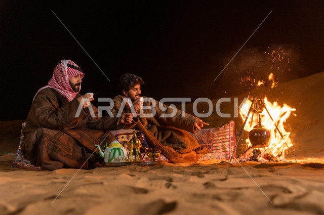 شباب سعوديون يستمتعان في شرب القهوة العربية في جلسة برية , مغامرة مسائية لإخوان سعوديون في صحاري السعودية 