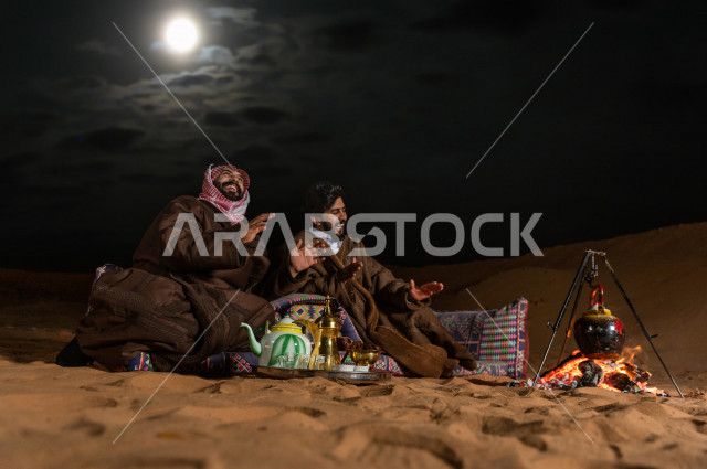 أصدقاء سعوديون في نزهة برية في صحراء المملكة , شباب سعوديون في رحلة تخيم في موسم الشتاء في السعودية 